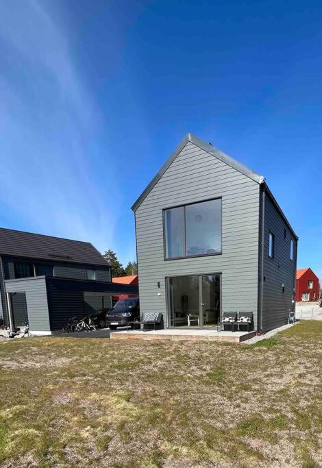 Villa Luxurious Newly Built With Patio And Private Parking *