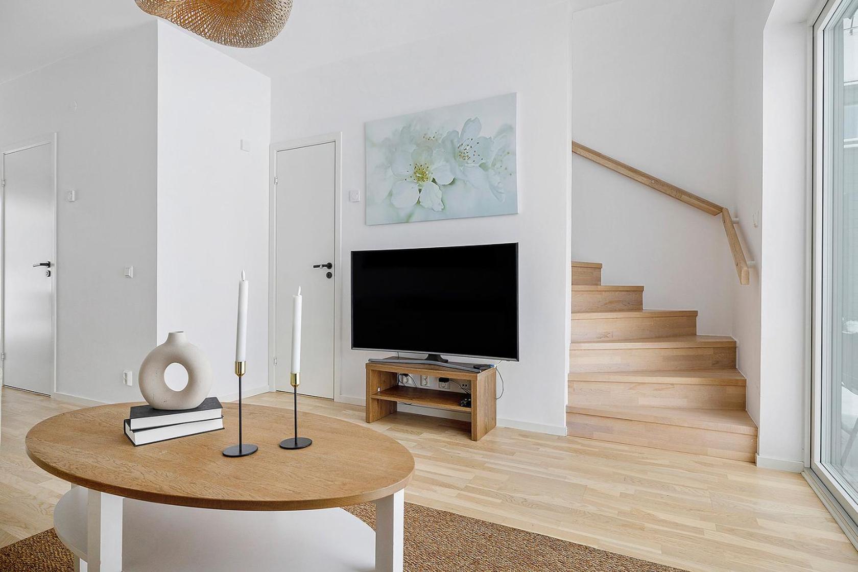 Luxurious Newly Built With Patio And Private Parking